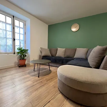 Maison En Face Du Marche Notre-dame Poitiers